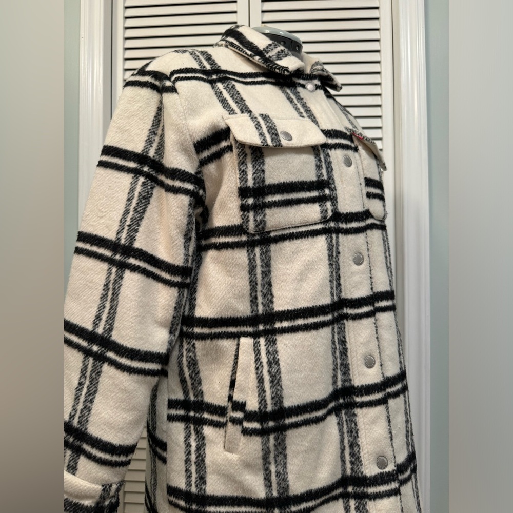 Levi's Women's Wool Blend Sherpa Lined Long Shacket Black and White grid pattern